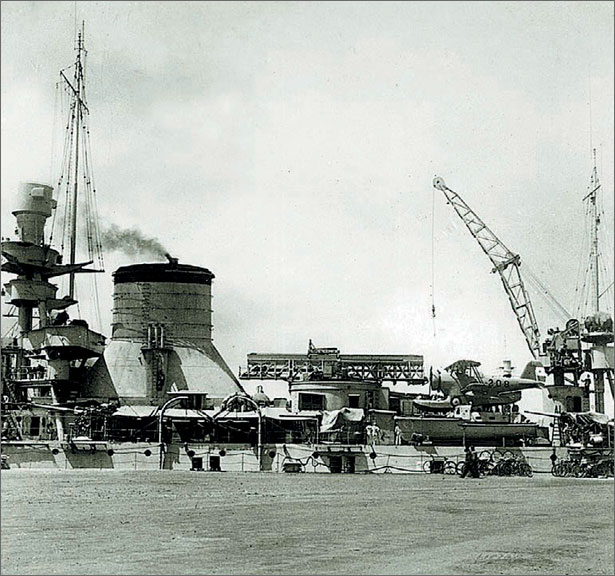 Тяжелый крейсер «Almirante Brown». В ходе модернизации катапульта для запуска гидросамолетов «переехала» с полубака на надстройку