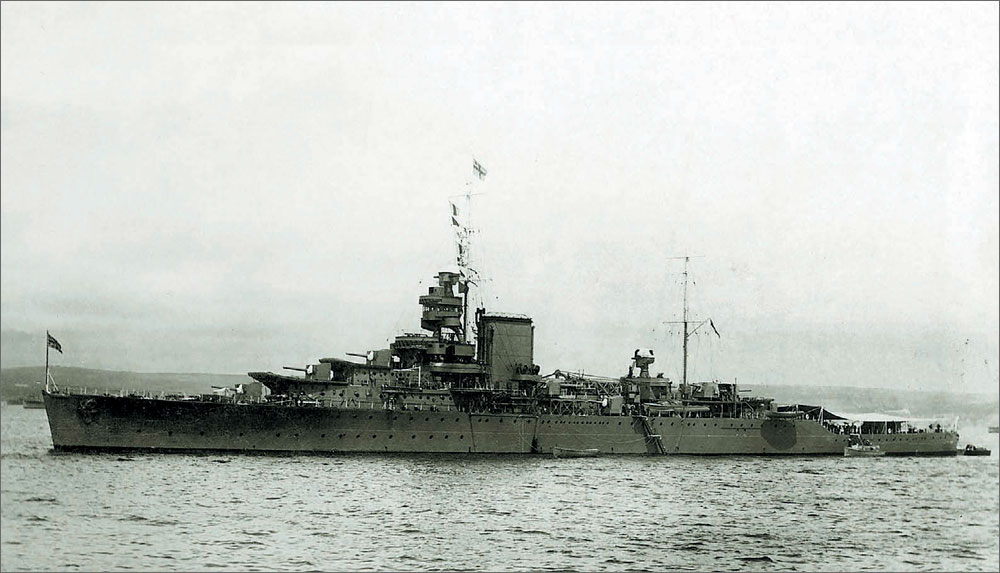 Вверху и внизу: крейсер «Effingham» после модернизации