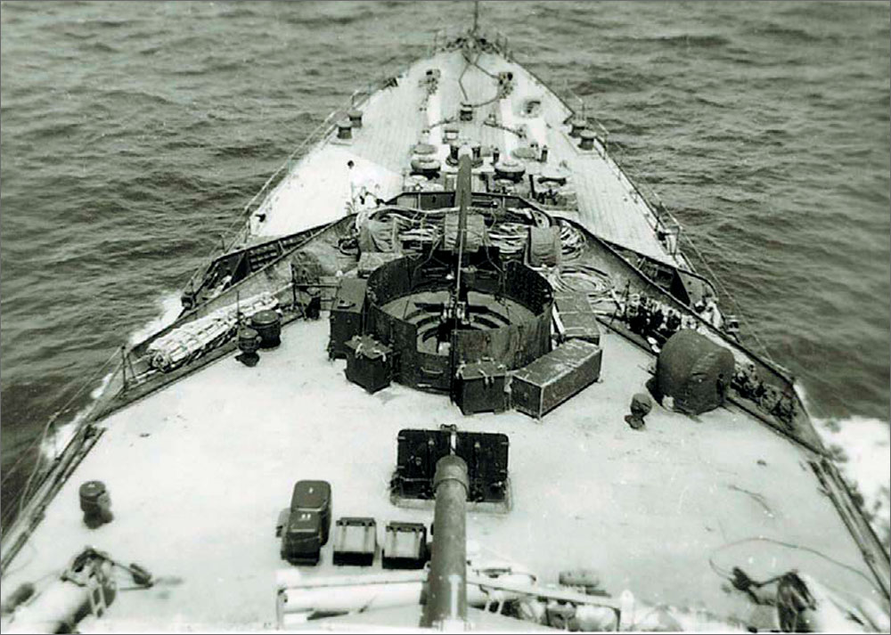 Крейсер «Frobisher». Вид на полубак