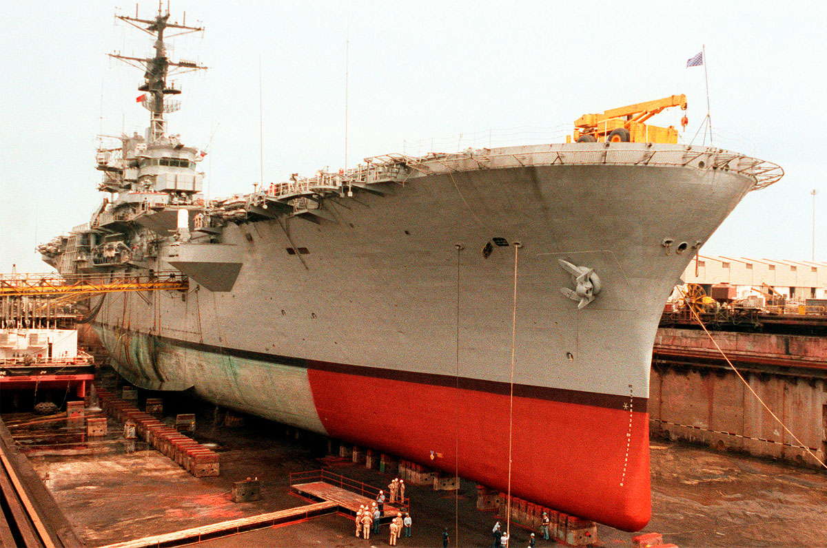 Ватерлиния, нанесённая на корпус корабля (чёрным)