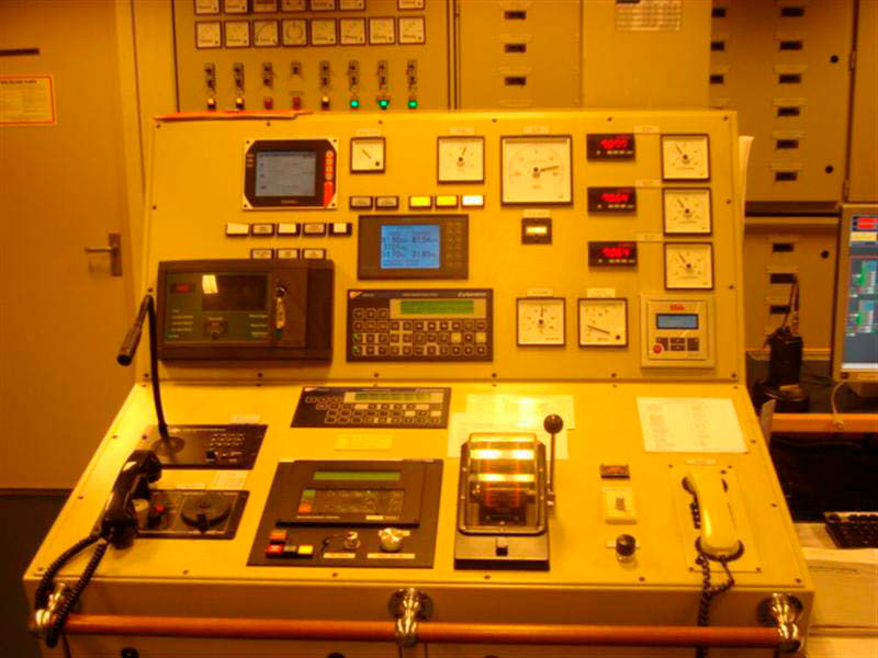Maneuvering panel in ECR