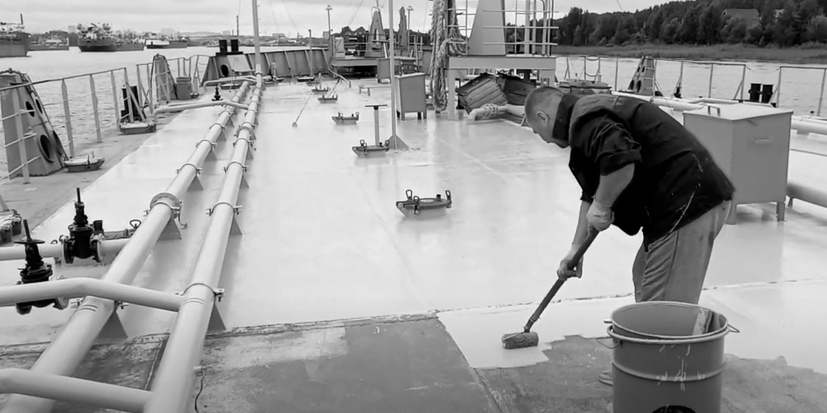 покраска палубы баржи